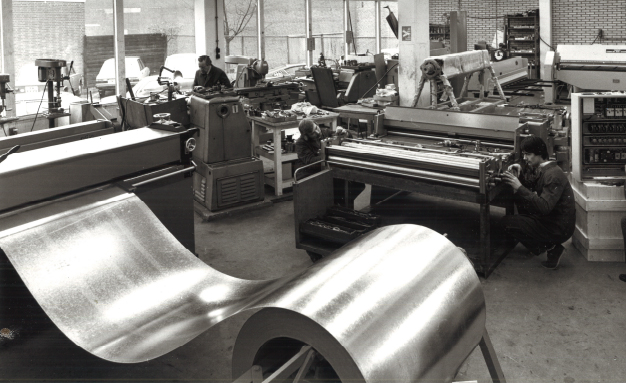 Metalen plaatbewerkingsmachines in de eerste werkplaats van Teesing in Scheveningen.